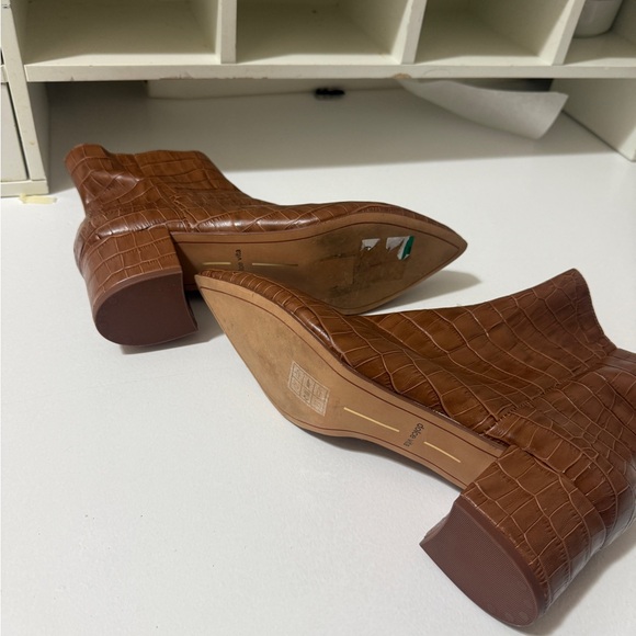 dolce vita Brown Croc-Embossed Ankle Boots with chic thick heels sides zipper - Picture 12 of 16